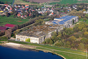 Vogelperspektive auf den U-Boot-Bunker Valentin, mit der markanten Struktur und umliegendem Gelände.